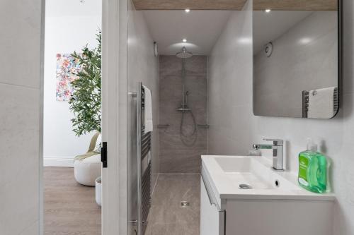Edinburgh's Finest - Chic and Luxurious Shore Apartment, Edinburgh (photo 6)