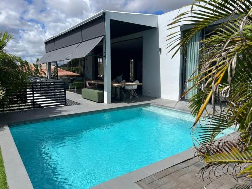 Luxe villa met zwembad in beveiligde woonwijk in 紐波特