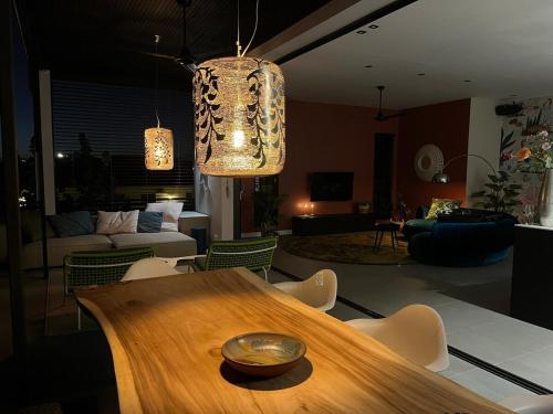 Luxe villa met zwembad in beveiligde woonwijk in 紐波特