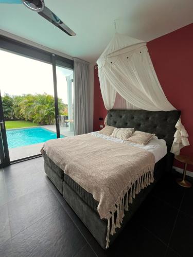 Luxe villa met zwembad in beveiligde woonwijk in 紐波特