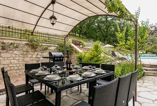 Balkons/terase, Le Prieuré beautiful 4 bedroom stone apartment with pool (Le Prieure beautiful 4 bedroom stone apartment with pool) in Saint-Germain-du-Bel-Air