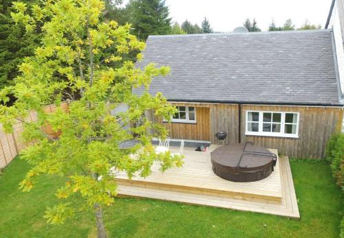 The Dairy Cottage, Loch Tay, Hot Tub and Garden in Ардеонег