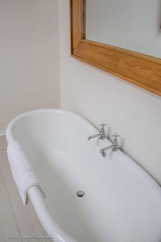 The Dairy Cottage, Loch Tay, Hot Tub and Garden in Ардеонег