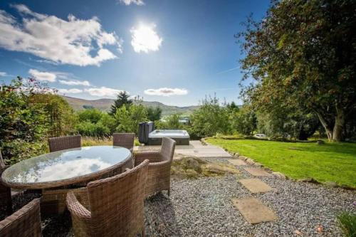 The Barn on Loch Tay - Hot Tub in Ардеонег