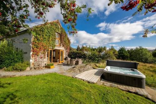 The Barn on Loch Tay - Hot Tub in Ардеонег