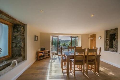 The Barn on Loch Tay - Hot Tub in Ардеонег