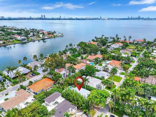Secluded Villa with 3 bedrooms and Heated Pool – khách sạn tại Surfside