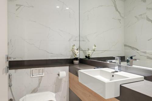 VayK - Luxurious 1BR in JLT with Premium Amenities - image 5