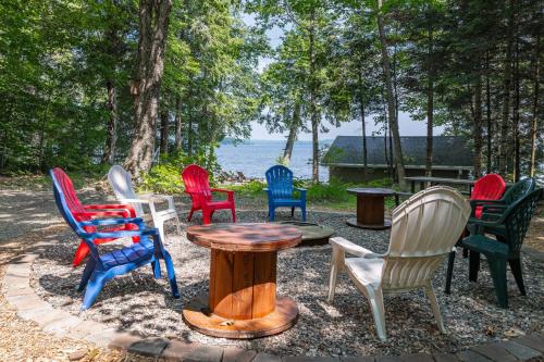Lakefront Phelps Cabin w/ Boat Dock & Water Toys! – khách sạn tại Watersmeet (MI)