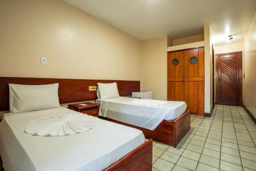 3 twin beds