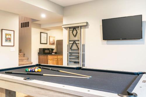 Huge Chalet Theater Hot Tub Gym - image 14