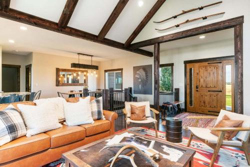 Huge Chalet Theater Hot Tub Gym - image 11