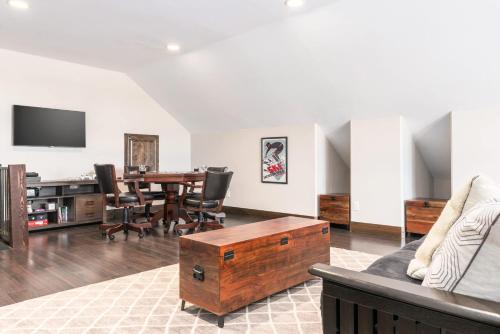 Huge Chalet Theater Hot Tub Gym - image 8