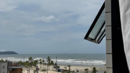 ทัศนียภาพ, Ape aconchegante a 50m da Praia Tupi Wi-Fi, Smart TV e enxoval completo in วีลาอัสซุงเกา
