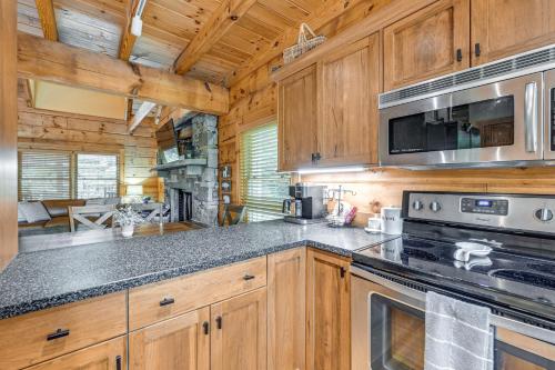 Cozy Retreat with Deck and Sapphire Resort Access! in Sapphire, USA