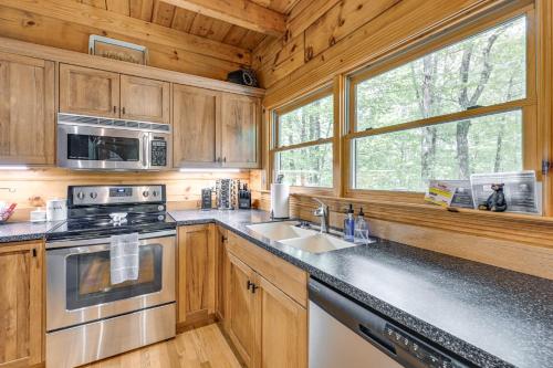 Cozy Retreat with Deck and Sapphire Resort Access! in Sapphire, USA