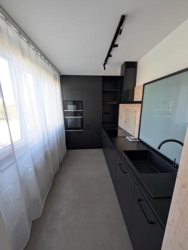 Chic & Modern Apartment with Mountain Views, Poprad (foto 9)