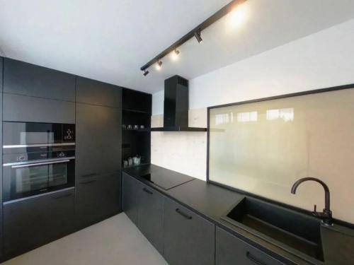 Chic & Modern Apartment with Mountain Views, Poprad (foto 8)