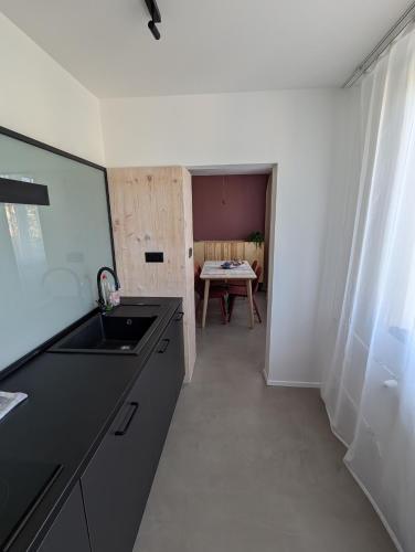 Chic & Modern Apartment with Mountain Views, Poprad (foto 10)