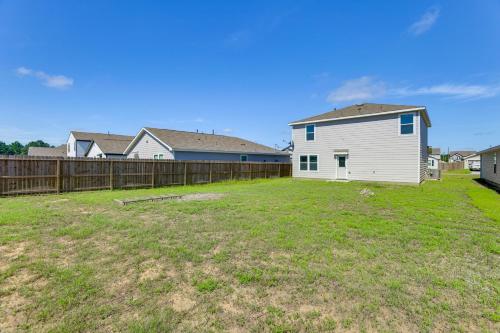10 Mi to Lake Houston Retreat with Backyard! in 포터