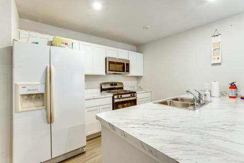 10 Mi to Lake Houston Retreat with Backyard! in 포터