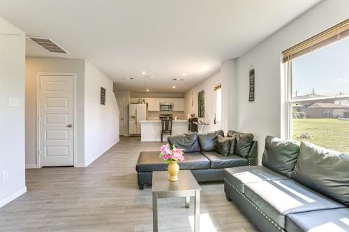 10 Mi to Lake Houston Retreat with Backyard! in 포터