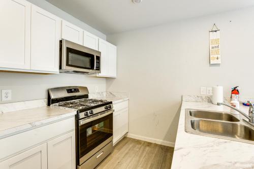 10 Mi to Lake Houston Retreat with Backyard! in 포터