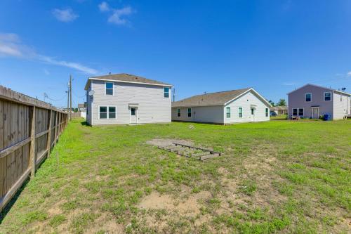10 Mi to Lake Houston Retreat with Backyard! in 포터