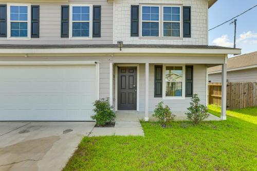 10 Mi to Lake Houston Retreat with Backyard! in 포터