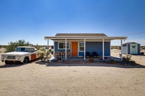 Boho Bungalow w/ Hot Tub: 16 Mi to Joshua Tree NP – khách sạn tại Sunfair Heights