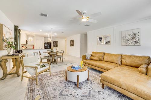 ~ 10 Mi to Dallas Hospitals: Stylish Home w/ Yard! in Balch Springs (TX)