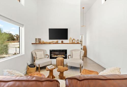Desert Contemporary Compound - Large Modern Oasis in Joshua Tree, USA