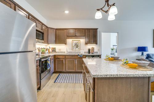 4 Mi to National Sports Center Apt in Blaine in Blaine (MN)