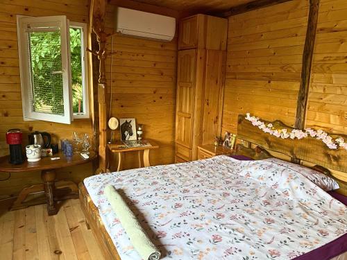 Kъщичка в полите на планина Витоша с коне и животни in Vladaya