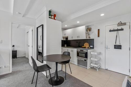 Stonemasons Quarters Stylish apartment with carpark, Auckland (photo 8)