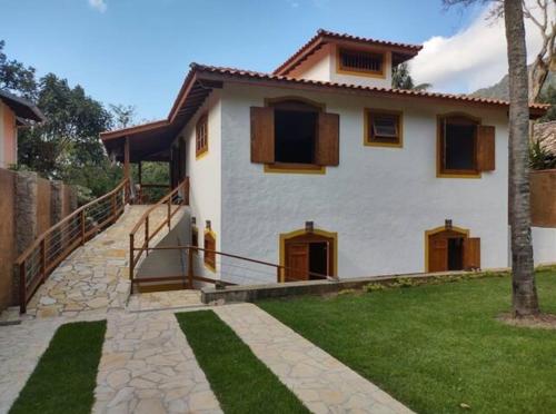 Ame a Ilha mais Bela - banheiro conceito - 150m da praia vista da mata in Praia do Viana