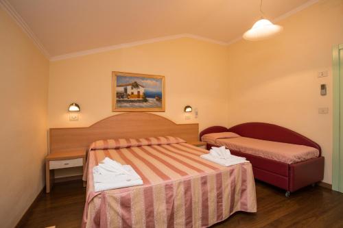 3 twin beds
