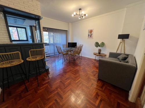 Departamento 2 amb con balcon en el centro