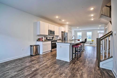 Modern Townhome 4 Mi to Downtown Frederick! in Frederick, USA