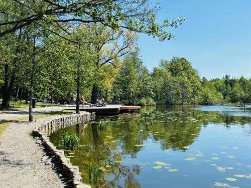 Bright & Stylish Apartment with Huge Terrace - Close to Nature in 할론베르엔