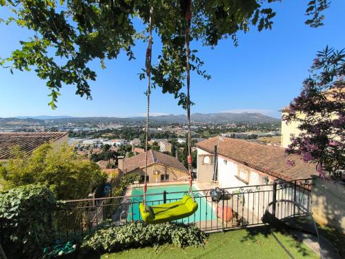Maison provençale, vue, terrasses et piscine gîte à louer La Millère