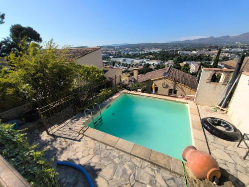 Maison provençale, vue, terrasses et piscine, Marseille (photo 2)