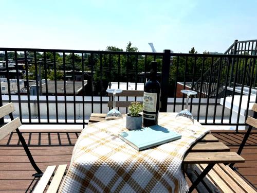 Tiny Penthouse Big Balcony Central & Cozy near Etat Major