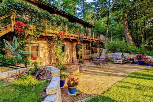 Jefferson Riverfront Retreat with Patio and Fire Pit! in Jefferson, USA
