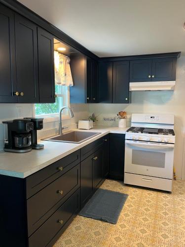 кухня, Cottage on Waneta Lake in Pulteney