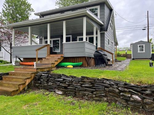 Зовнішній вигляд готелю, Cottage on Waneta Lake in Pulteney