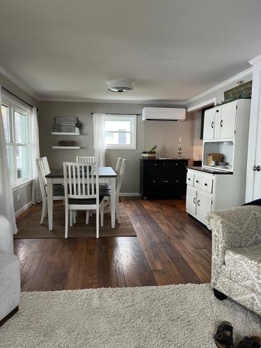 Зручності, Cottage on Waneta Lake in Pulteney