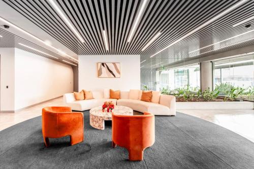 Elevated Escape - 2BR w Gym & Rooftop Spa in Ivanhoe