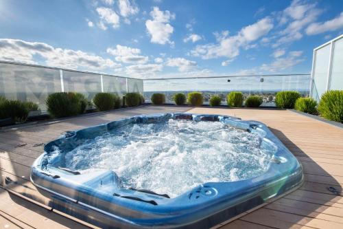 Elevated Escape - 2BR w Gym & Rooftop Spa in Ivanhoe