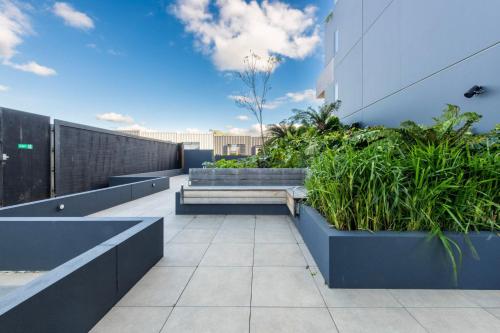 Elevated Escape - 2BR w Gym & Rooftop Spa in Ivanhoe